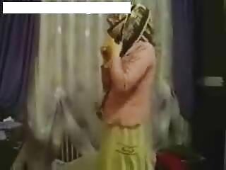 داوالکا با کلاهی تراشیده شده روی تخت سفید فیلم سکسی فول عشق می ورزد